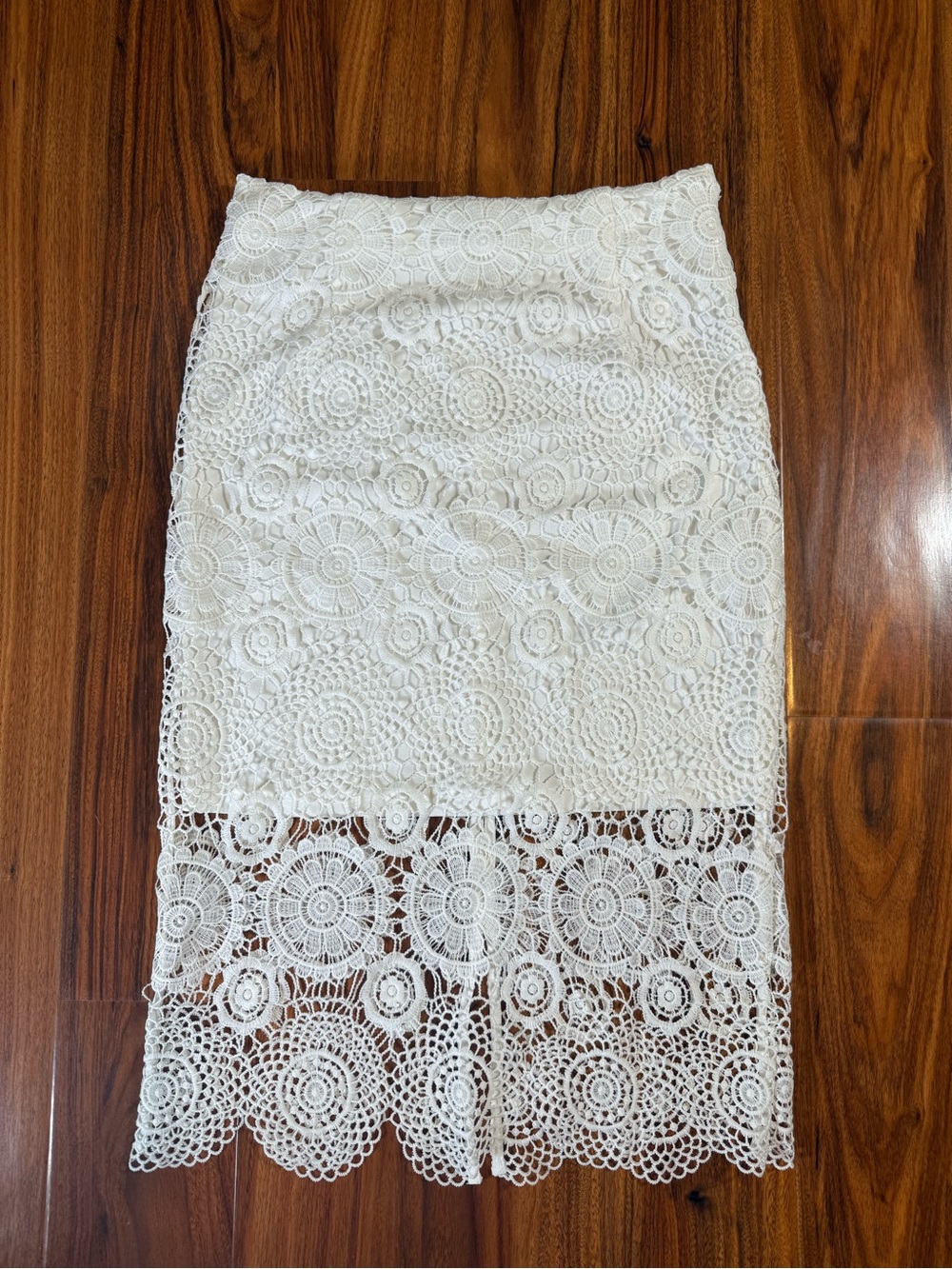 Sans Souci White Crochet Lace Pencil Skirt with Scalloped Hem - Size L
